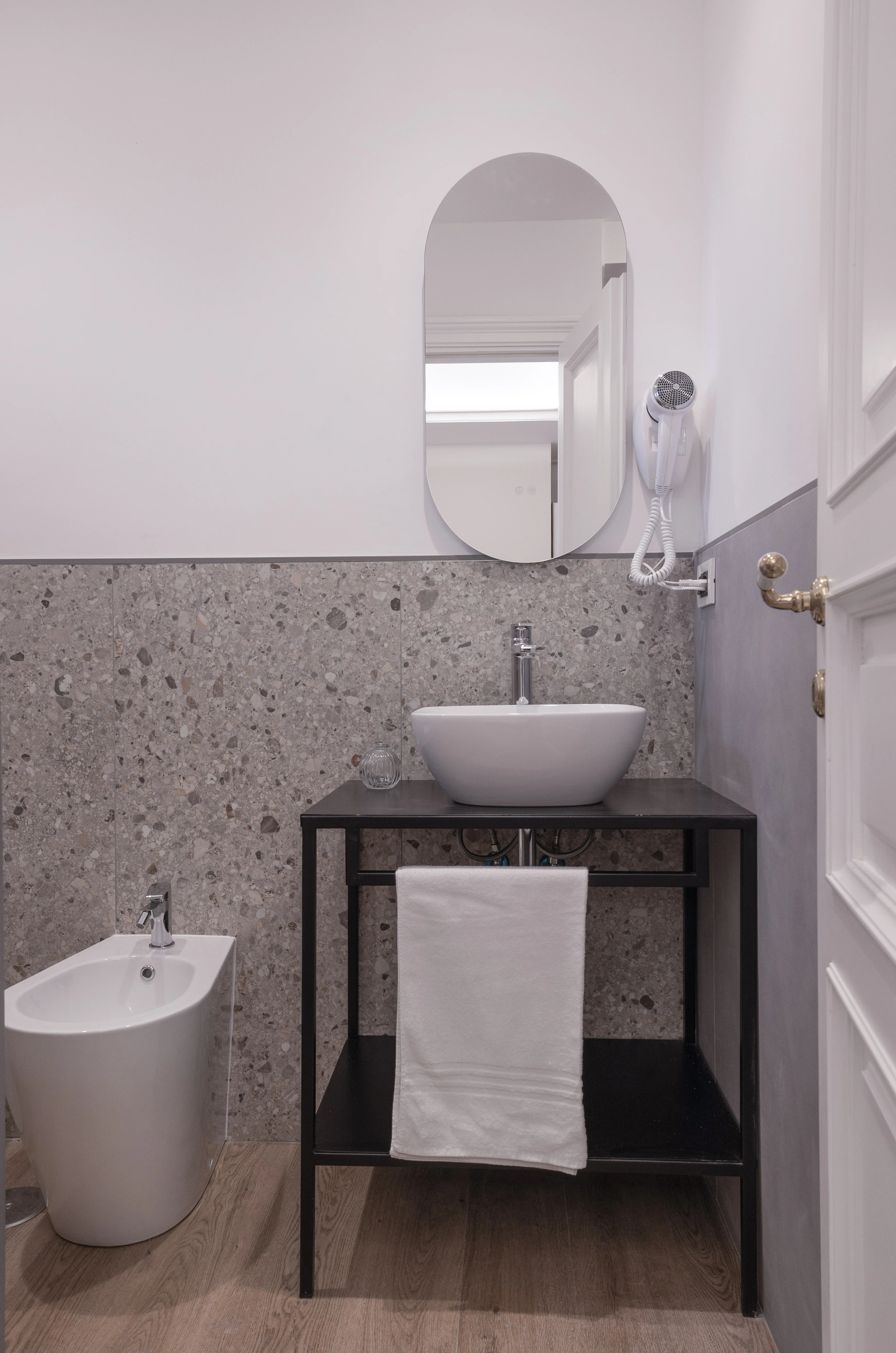 Bagno privato con lavabo e specchio ovale