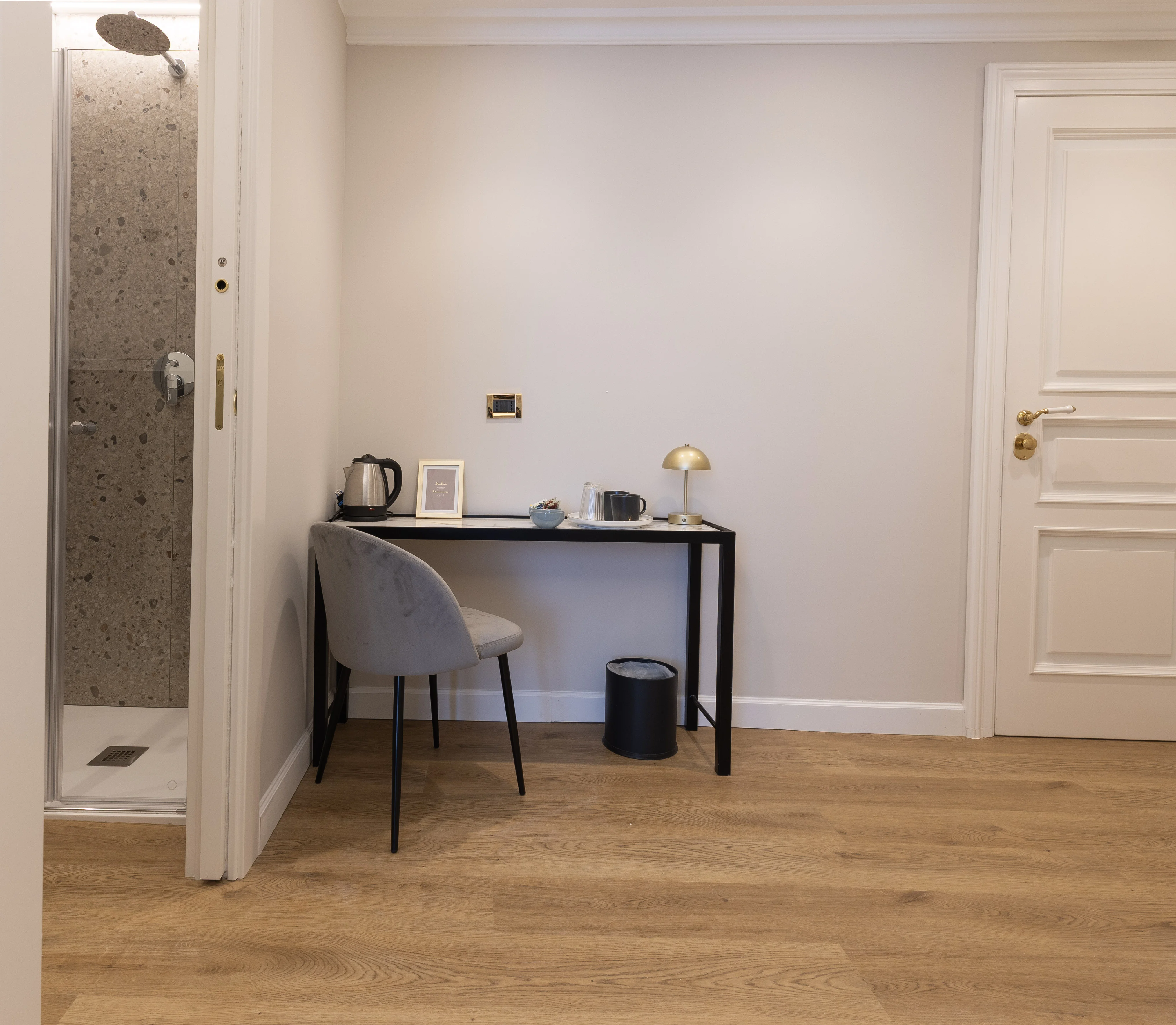 Zona scrivania con sedia e bollitore