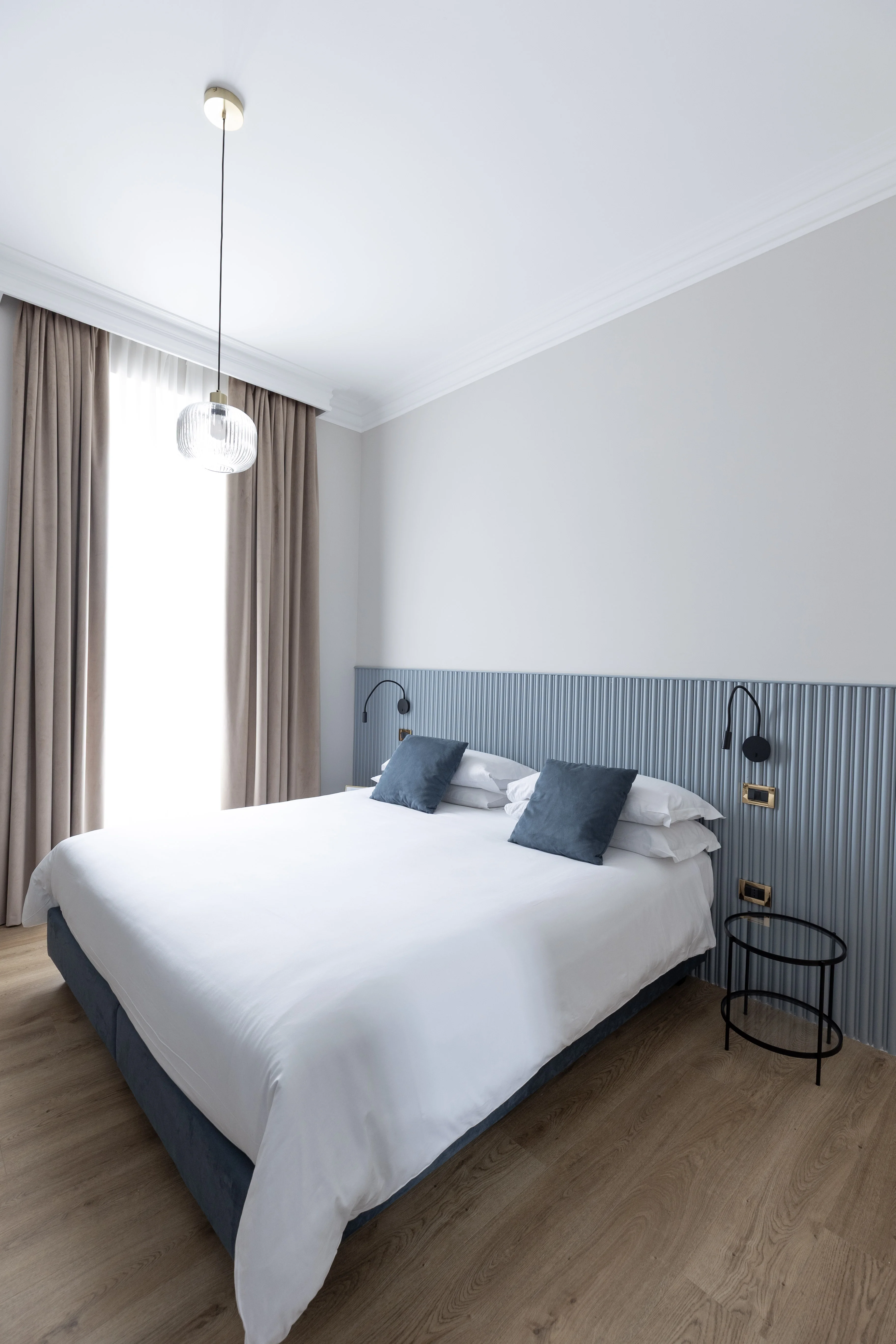 Camera Deluxe Doppia Vista Giardino — letto con lampada a sfera