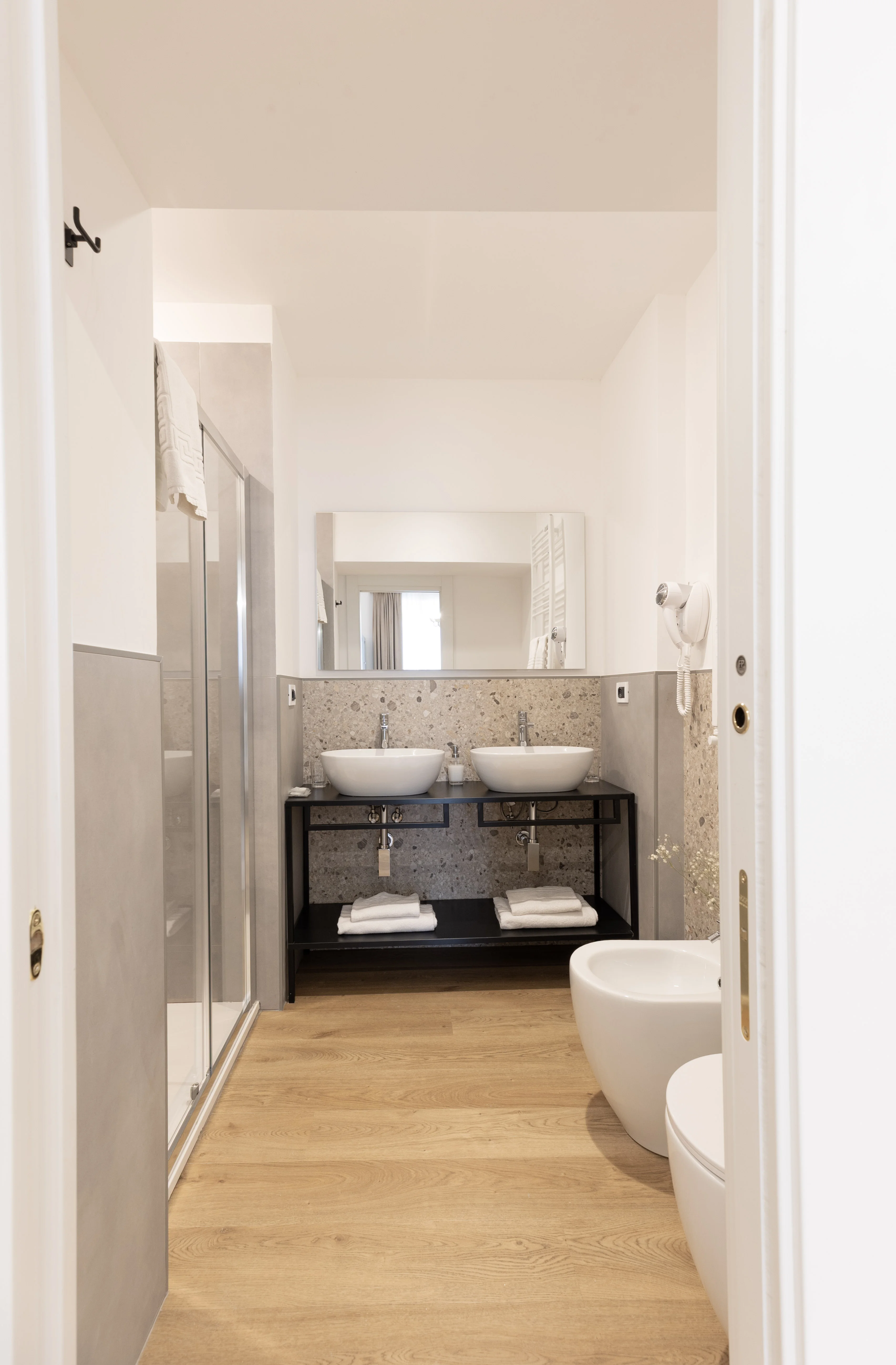 Bagno Camera King Suite - Tripla — panoramica con cabina doccia, bidet e porta asciugamani